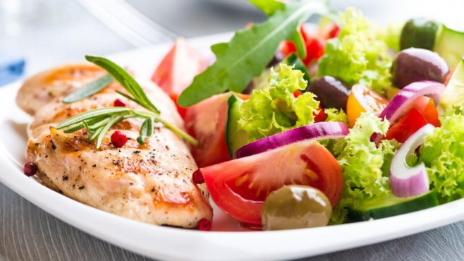 салата од зеленчук и риба на протеинска диета