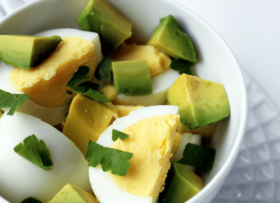 салата со авокадо и јајца на протеинска диета