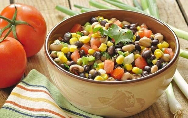 Диетална салата од зеленчук може да се вклучи во менито кога губите тежина со правилна исхрана