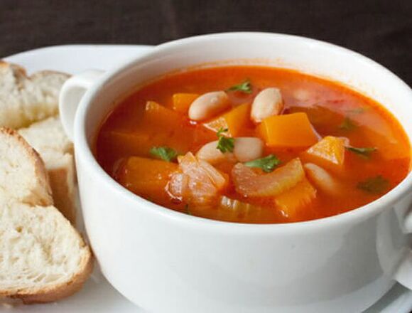 Супа од целер е срдечно јадење во исхраната на здрава исхрана за губење на тежината