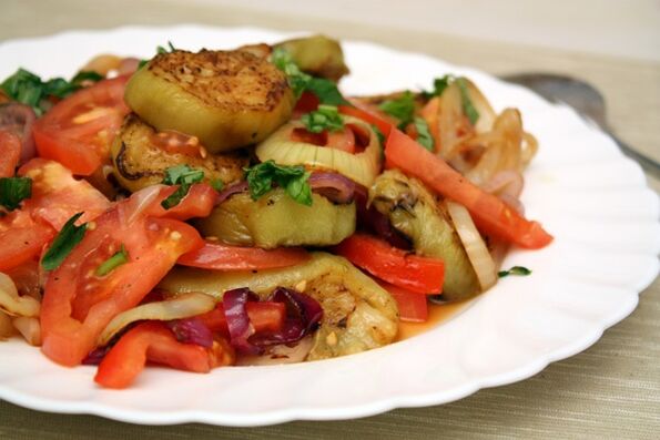 Меџи диетата вклучува здрава салата од зеленчук и варен модар патлиџан. 