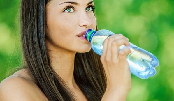 За ефикасно губење на тежината, треба да пиете доволно вода. 